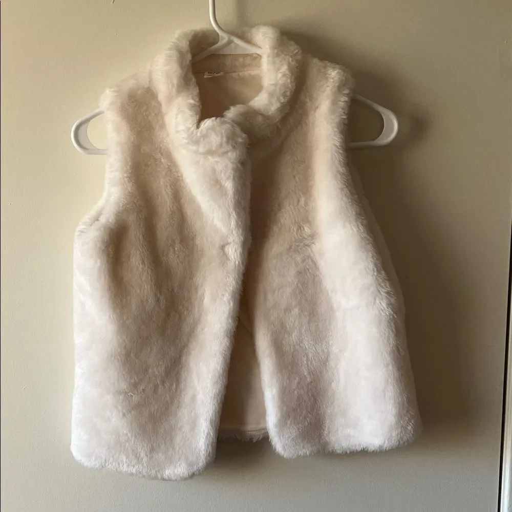 Carter’s Kids Faux Fur Sleeveless Vest in Cream Size 10/12 Gently used Cream